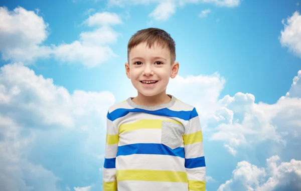 Ευτυχής χαμογελαστοί μικρό αγόρι πάνω από το γαλάζιο ουρανό και τα σύννεφα — Φωτογραφία Αρχείου