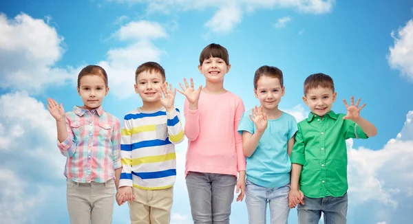 Gelukkig lachende kinderen hand in hand — Stockfoto