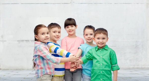 Crianças pequenas felizes de mãos dadas na rua — Fotografia de Stock