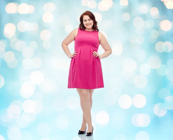 Glückliche junge Plus-Size-Frau posiert in rosa Kleid — Stockfoto