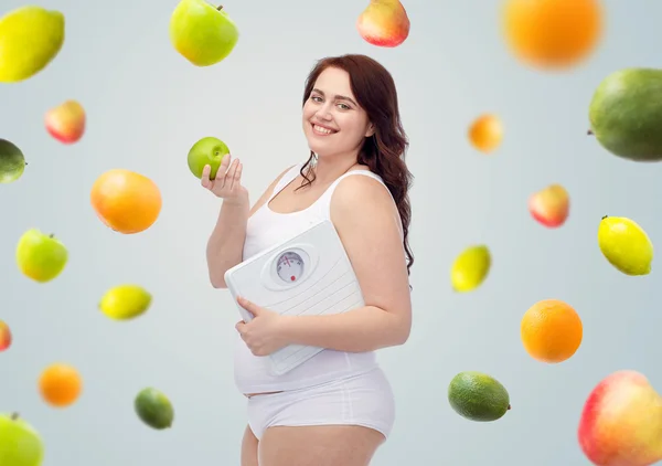 Glückliche junge Plus-Size-Frau mit Waage — Stockfoto