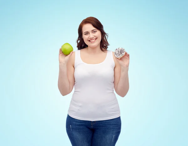 Mutlu artı boyutu kadın elma veya tanımlama bilgisi seçimi — Stok fotoğraf