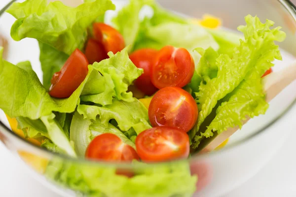 Close up de salada de legumes com tomate cereja — Fotografia de Stock