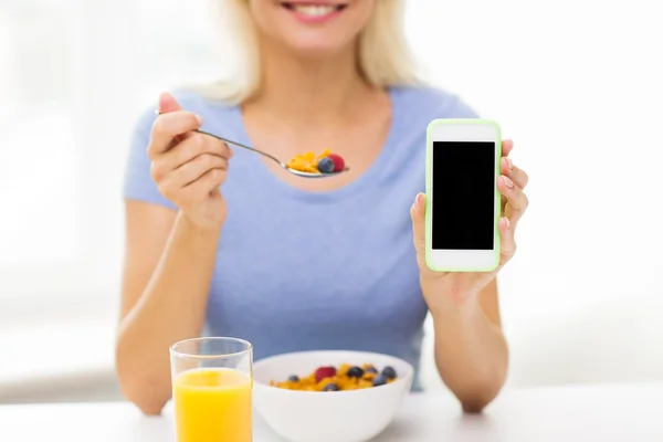 Primer plano de la mujer con smartphone desayunando —  Fotos de Stock
