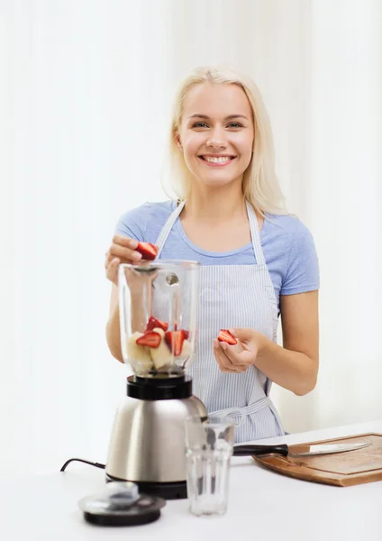 Femme souriante avec mélangeur préparer secouer à la maison — Photo