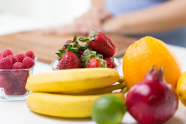 Primer plano de frutas y bayas frescas en la mesa —  Fotos de Stock