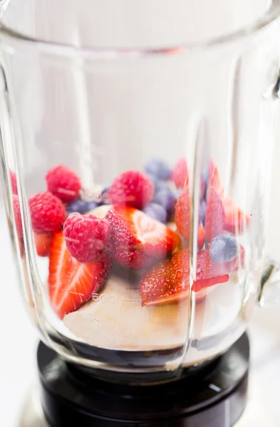 Close up de misturador agitador com frutas e bagas — Fotografia de Stock