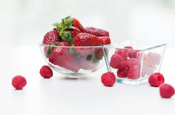 Close up of ripe red strawberries and raspberries — Stock Photo, Image