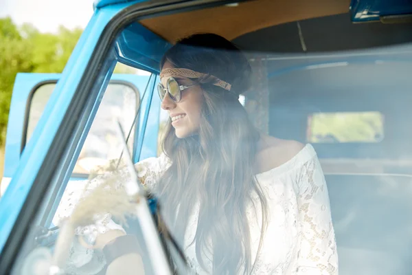 Sorrindo jovem hippie mulher em minivan carro — Fotografia de Stock