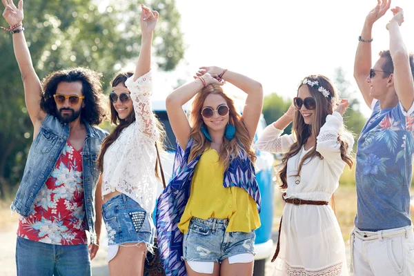 Heureux jeunes amis hippie danser à l'extérieur — Photo