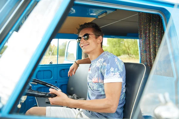 Leende unga hippie man köra minibuss bil — Stockfoto