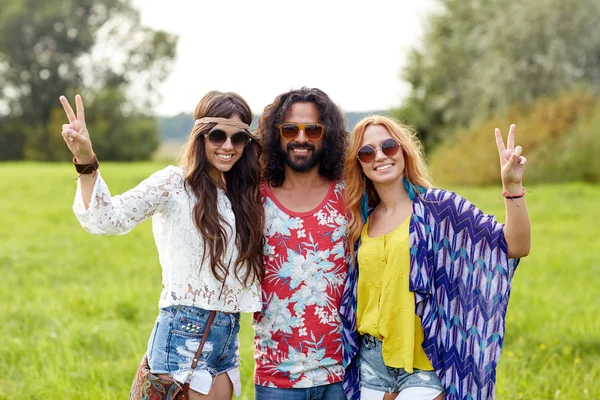 Feliz joven hippie amigos mostrando la paz al aire libre —  Fotos de Stock