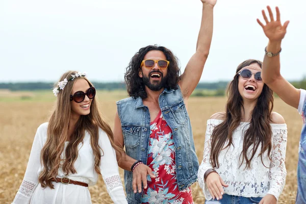 Heureux jeunes amis hippie danse sur champ de céréales — Photo