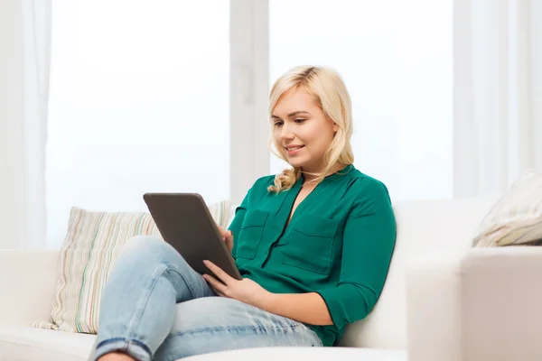 Mujer sonriente con tablet pc en casa — Foto de Stock