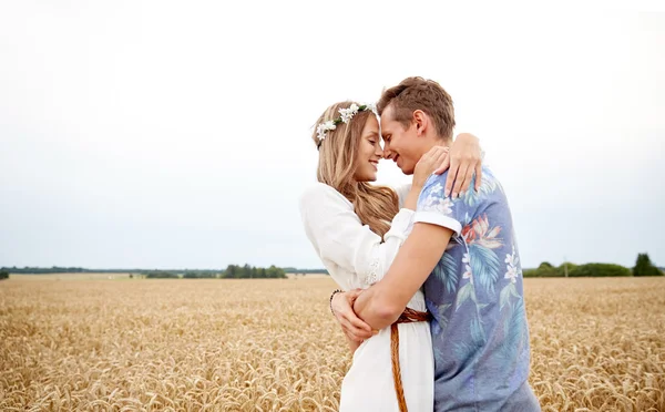 Happy smiling young hippie couple outdoors — Stock Photo, Image