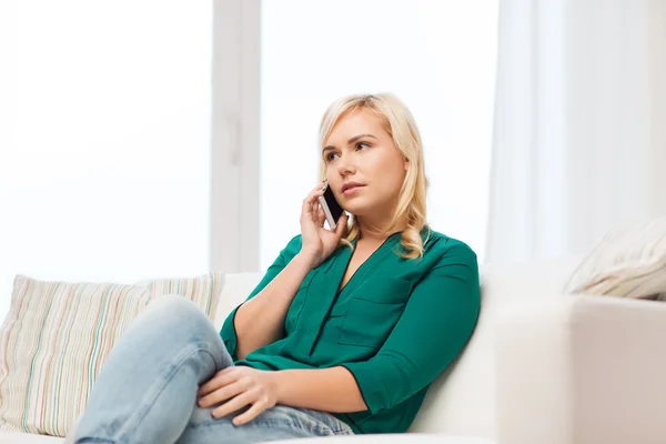 Junge Frau telefoniert zu Hause mit dem Smartphone — Stockfoto