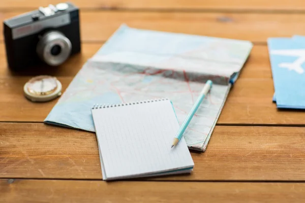 Gros plan du bloc-notes avec carte et billets de voyage — Photo