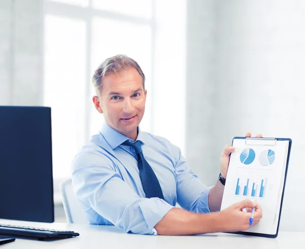 Empresario mostrando gráficos y gráficos — Foto de Stock