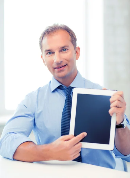 Glimlachend zakenman met tablet pc in office — Stockfoto