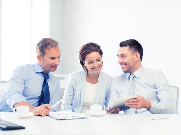 Equipo de negocios que se divierten con la tableta PC en la oficina — Foto de Stock