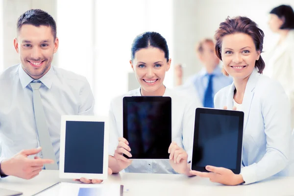 Equipe de negócios mostrando tablet pcs no escritório — Fotografia de Stock