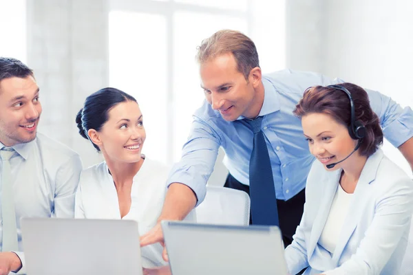 Grupo de personas que trabajan en call center — Foto de Stock