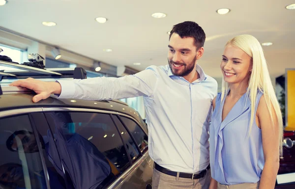 Casal feliz comprar carro em auto show ou salão — Fotografia de Stock