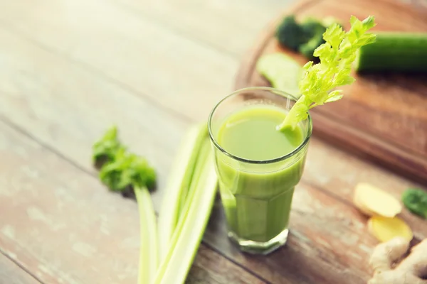 Close-up de vidro de suco verde fresco e aipo — Fotografia de Stock