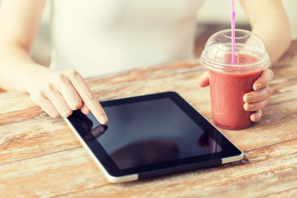 Close up of woman with tablet pc and smoothie — Stock Photo, Image