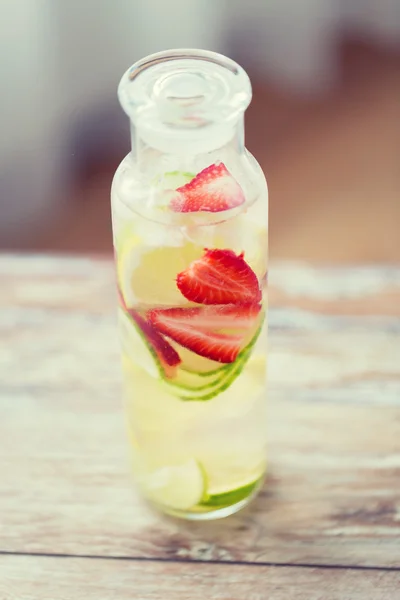 Primer plano de agua de frutas en botella de vidrio —  Fotos de Stock