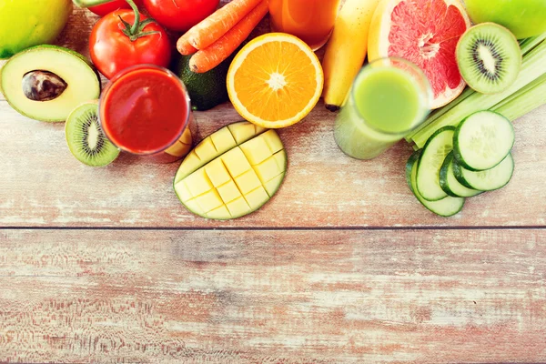 Primo piano di vetro di succo fresco e frutta su tavolo — Foto Stock