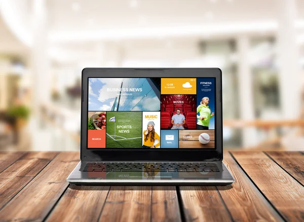 Laptop mit Internet-Webseiten auf dem Bildschirm — Stockfoto