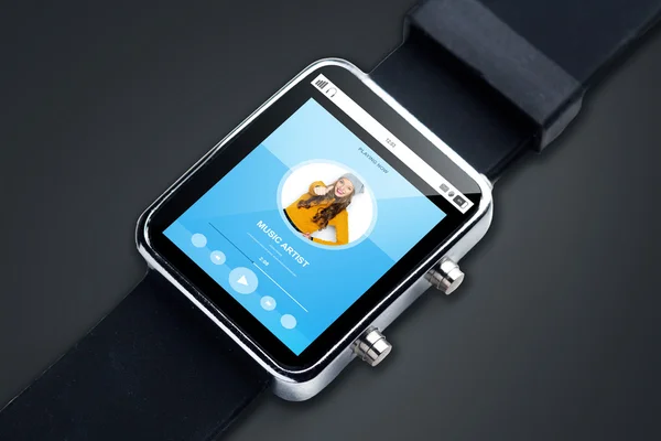 Närbild på smart Watch-klocka med musik spelaren spår — Stockfoto