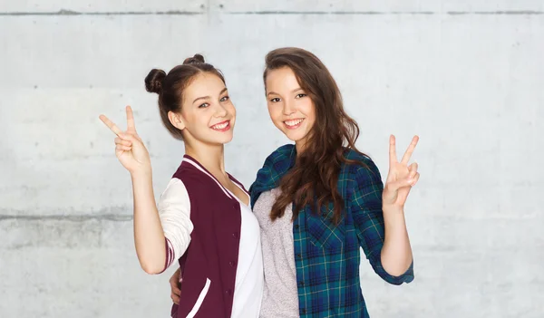 Niñas adolescentes felices abrazando y mostrando signo de paz —  Fotos de Stock