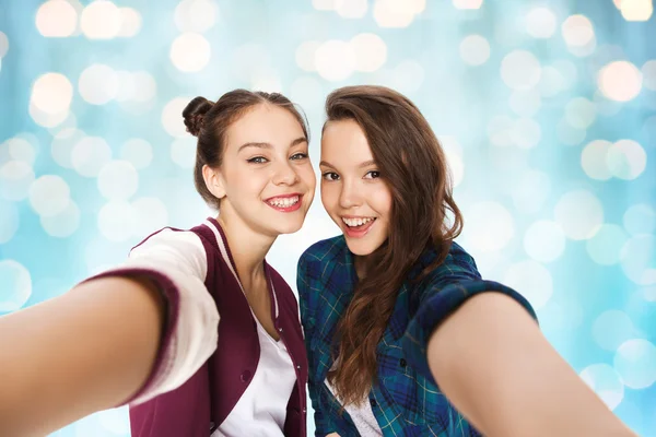 Heureux souriant jolies adolescentes prendre selfie — Photo