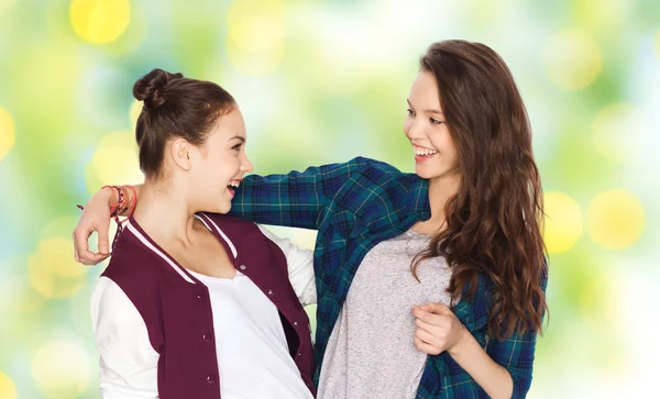 Feliz sonriente bastante adolescente niñas abrazando —  Fotos de Stock