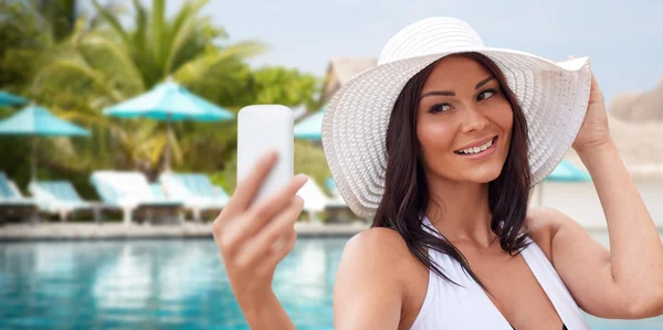 Mujer joven tomando selfie con smartphone — Foto de Stock