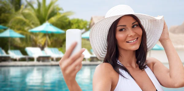 Jeune femme prenant selfie avec smartphone — Photo