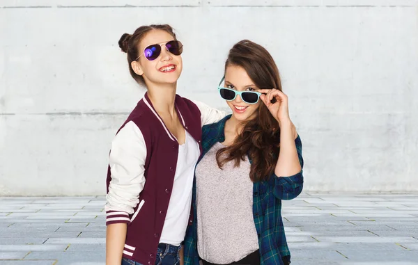 Счастливые улыбающиеся симпатичные девочки-подростки в солнцезащитных очках — стоковое фото