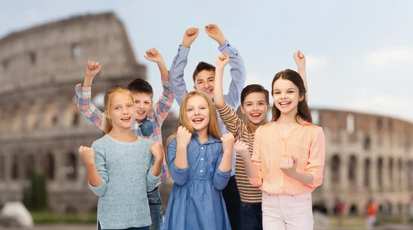 Glada barn firar segern över Colosseum — Stockfoto