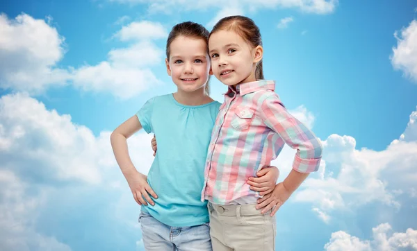 Feliz sonriente niñas abrazando — Foto de Stock