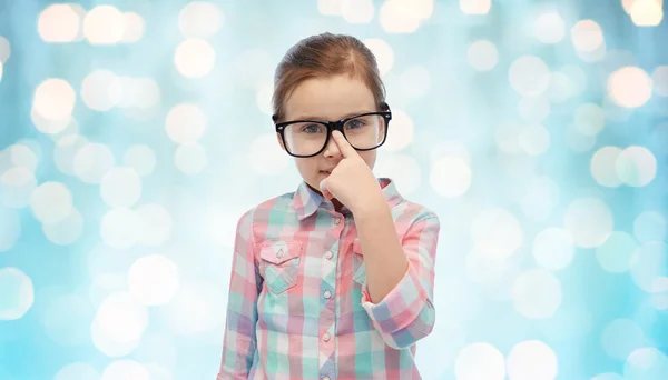 Felice bambina con gli occhiali sopra le luci blu — Foto Stock