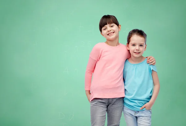 Heureux souriant petites filles câlins — Photo