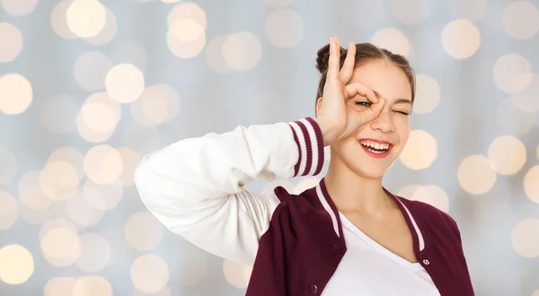 Glücklich Teenager Mädchen machen Gesicht und Spaß haben — Stockfoto