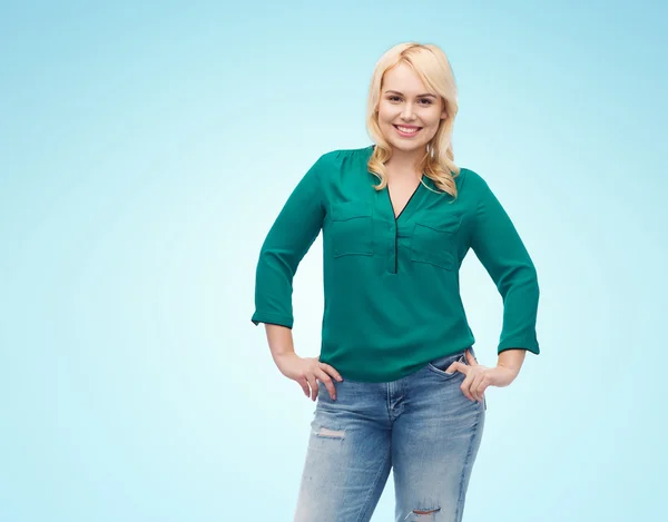 Mujer joven sonriente en camisa y jeans — Foto de Stock