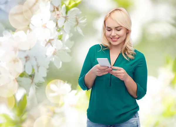 Šťastná žena s smartphone SMS zprávou — Stock fotografie