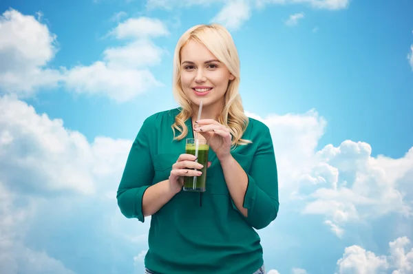 Mulher sorrindo beber suco de legumes ou smoothie — Fotografia de Stock