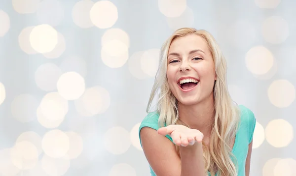 Lachende jonge vrouw of tienermeisje — Stockfoto