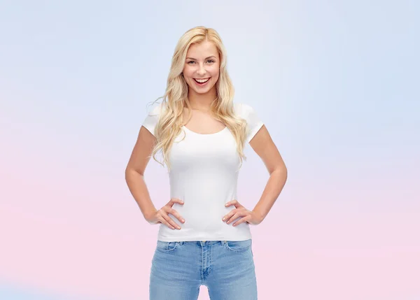 Feliz joven mujer o adolescente chica en camiseta blanca — Foto de Stock