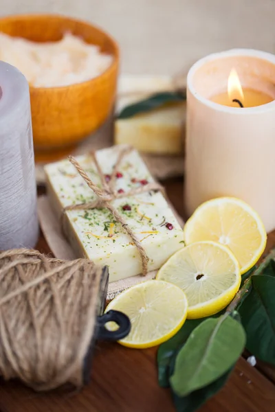 Perto de sabão natural e velas em madeira — Fotografia de Stock